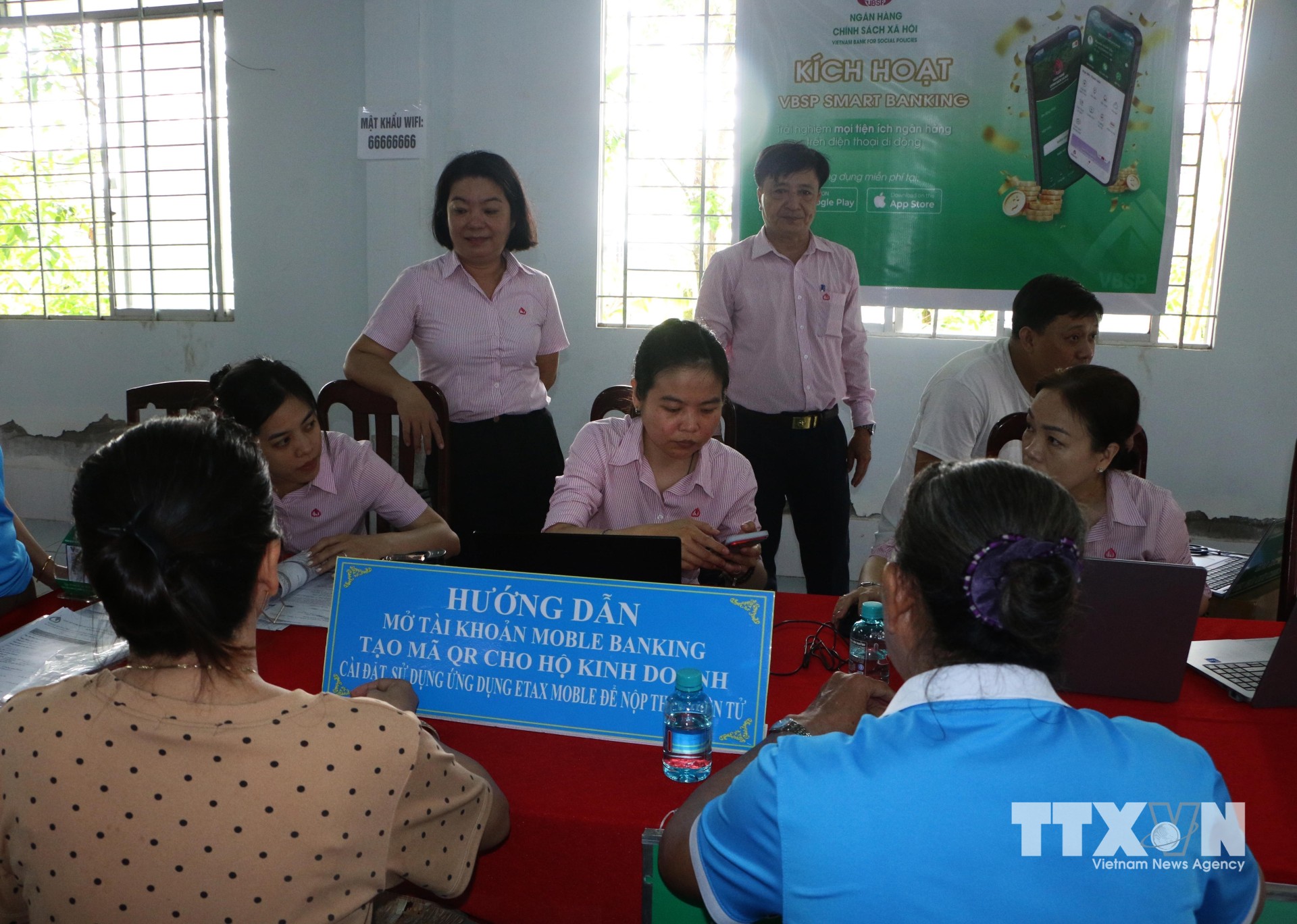 Tạo mã QR trên điện thoại cho hộ kinh doanh trên địa bàn xã Tân Hòa, thành phố Cần Thơ. (Ảnh: Duy Khương/TTXVN)